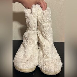 Cozy Cream Fuzzy Boot Style Slippers-size 7/8